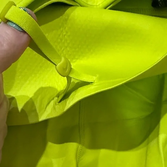 Nike Women’s High-Rise Neon Yellow Bike Shorts - Picture 4 of 4
